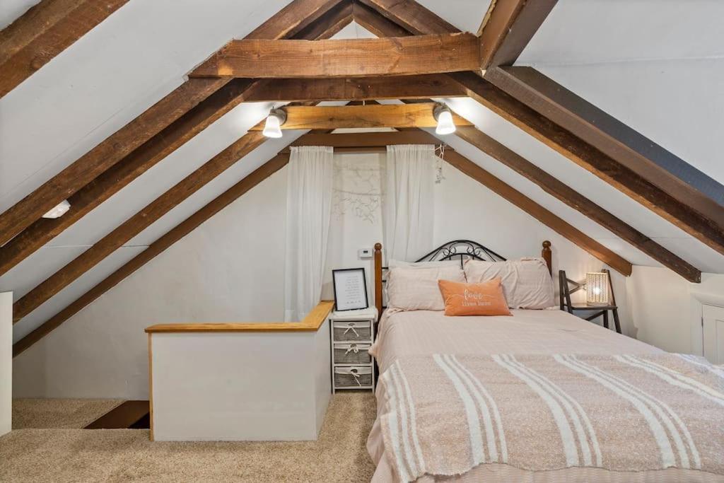 Ferienhaus Rare W/ Backyard Fire-pit & Hottub